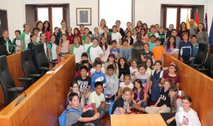 Todos los alumnos que han participado en el pleno infantil, esta mañana en Can Botino.