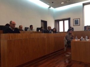 El concejal Juan Flores durante su intervención en el pleno celebrado hoy.