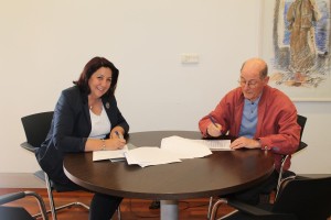 El momento de la firma del convenio entre Vila y la asociación.