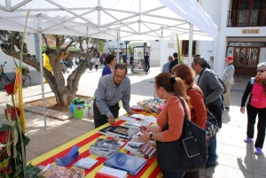 L'Obra Cultural Balear de Formentera ha instal·lat un punt d'informació i venda  de llibres a la plaça de la Constitució.