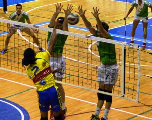 Solanas remata el balón durante una acción del partido entre el Unicaja Almería y el Ushuaïa Ibiza. Fotos: RFEVB