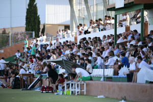 Unos 500 espectadores llenaron de color blanco la grada del Municipal de Santa Eulària.