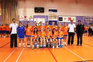 El conjunto sénior femenino del Handbol Club Eivissa, durante la presentación de la entidad.