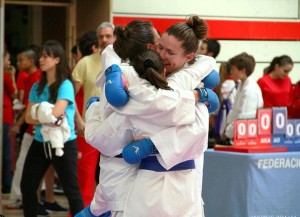 Irene Colomar, Cristina Ferrer e Inma Sayagués celebran su victoria en kumite femenino. Fotos: RFEK