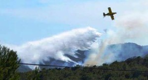 Una imagen de las labores de extinción del incendio de esta tarde en es Cubells.