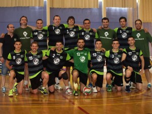 La plantilla del CTI Balàfia Volei Lleida posa con el trofeo de campeón de la fase de ascenso.