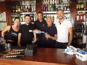 Giorgio Armani junto a los trabajadores del bar Sunrise Ink Ibiza. Foto: Facebook