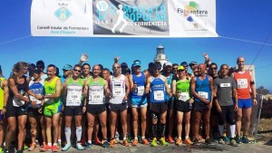 Los participantes de la VII Mitja Marató de Formentera, momentos antes de la salida.