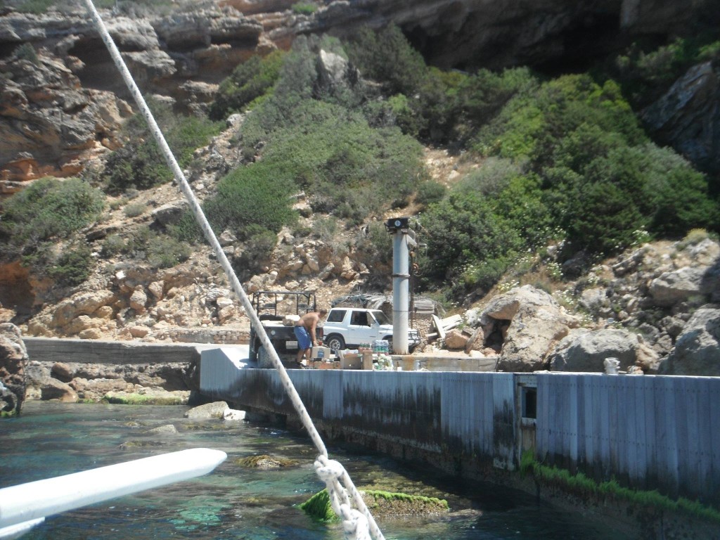 El muelle de Tagomago, en el que el pasado fin de semana se descargaron cajas de refrescos, agua mineral y comida. 