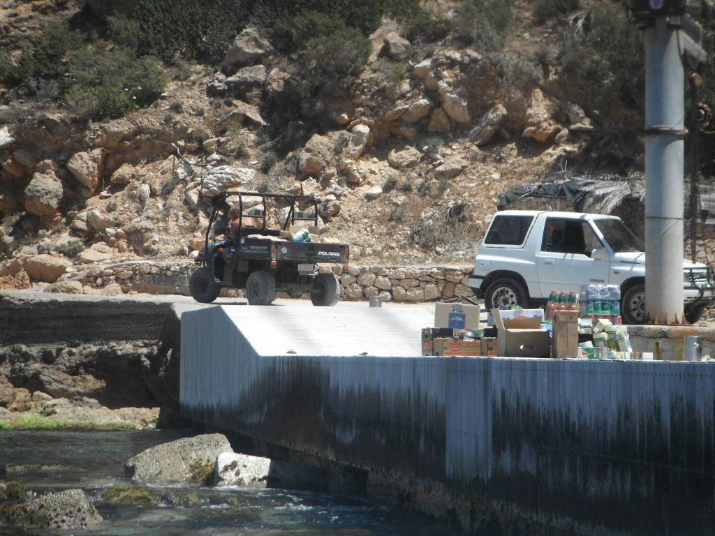 Imagen de los víveres descargados en el muelle del islote de Tagomago. 