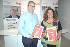 Vicent Torres y Pilar Costa durante la presentación del programa electoral de los socialistas