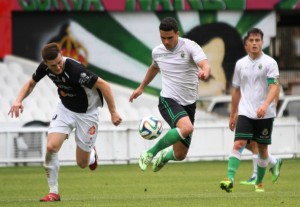 Javi Pereda, jugador del Racing B, se lleva el balón ante la presión de Adrián Rosa. Foto: Racing