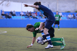 Tomás y Diego Romero pugnan por el balón.