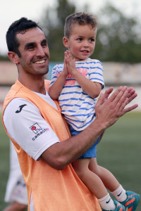 Pacheta,  con su hijo,  una vez finalizado el partido. 