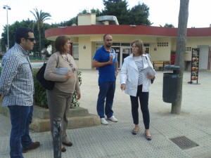 Virginia Marí junto a los integrantes de su candidatura en Platja d'en Bossa. 