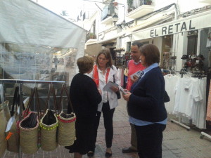 Virginia Marí, Álex Minchiotti y Carmen Domínguez, esta tarde, con una vecina de La Marina.