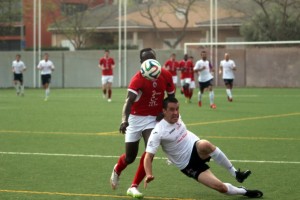 Rubén Martínez intenta defender el balón ante un jugador del Son Cladera. Foto: Fútbol Balear