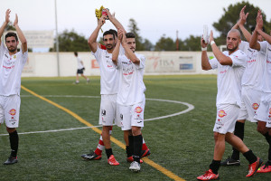 Los futbolistas agradecen el apoyo de la afición una vez finalizado el partido. 