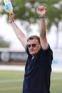 Mario Ormaechea, entrenador de la Peña, celebra la victoria de su equipo. Fotos: Fútbol Pitiuso