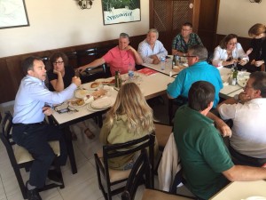 Agustinet desayunó junto a su equipo de campaña. 