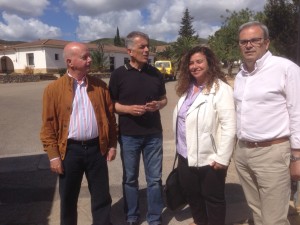 El candidat al Consell ha explicat les propostes socialistes a les portes de Sa Coma, acompanyat de la cap de llista al Parlament, Pilar Costa, i dels candidats a les alcaldies de Santa Eulària i Sant Antoni, Vicent Torres 'Benet' i Pep Tur 'Cires', els dos municipis sobre els quals s'ubiquen els quasi 600.000 metres quadrats de sa Coma.