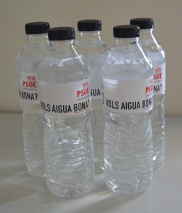 Diseño de las botellas de agua que repartirán los socialistas de Sant Josep