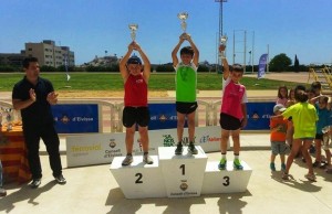 Uno de los podios de la final de pista en edad escolar iniciación y benjamín.