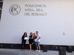 La madre agraciada con este premio, posando frente a la Policlínica Nuestra Señora del Rosario. 