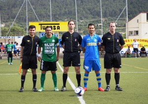 Diego Romero, que fue expulsado en la segunda mitad, antes del inicio del choque. Foto: Fútbol Balear