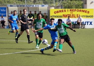 Youssouf despeja el balón en el partido de ida disputado en Andratx. Foto: Fútbol Balear