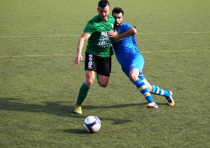 Adrián Ramos pelea por el balón con un defensa del Andratx.