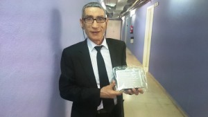 Manuel Massó posa con la placa que recibió por parte de la delegación ibicenca de boxeo.