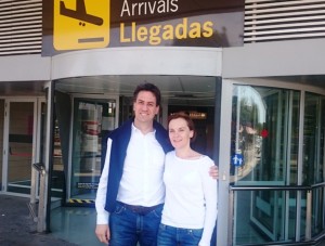 Ed Miliban y su mujer, Justine, posan a su llegada al aeropuerto de Ibiza. Fotos: C. V.