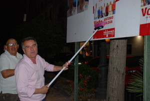 Toni Roldán, de Más Eivissa, durante la pegada de carteles del inicio de la campaña electoral. 