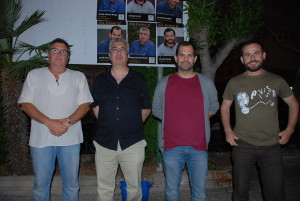 Los candidatos de la coalición durante la pegada de carteles