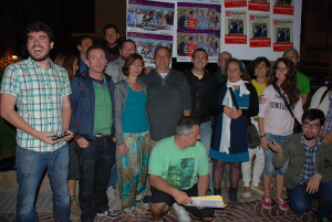 Imagen de los candidatos de Podemos y Guanyem durante la pegada de carteleres con la que ha comenzado la campaña electoral