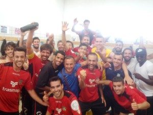 Los jugadores del Formentera celebran en el vestuario su clasificación para los 'play offs'. Foto: V. R.