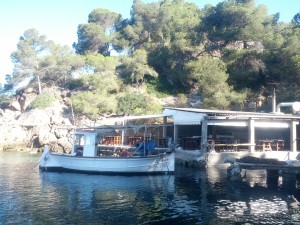 El llaüt Gavita, del pescador desaparecido, amarrador en el restaurante '-El Bigotis'. 