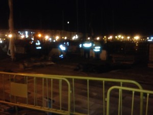 Las imágenes captadas por un vecino, ayer a las 2,20 horas de la madrugada, en la que se ven operarios trabajando en el puerto de Ibiza.