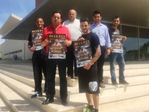 Rafa Triguero, Julio González, Toni Roig y los púgiles Víctor Bonet, Carlos Tormo y Daniel Muñoz, en la presentación de la velada.