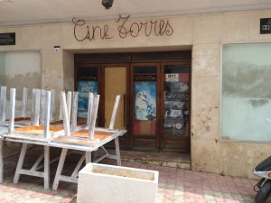 La puerta del cine, con mesas y sillas de los bares aledaños. Foto: L.A.