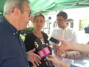 Vicent Torres, Luz Rodríguez y Iago Neguerela, en la mesa informativa de campaña que tiene el PSOE en la avenida Ignasi Wallis. Foto: L.A.