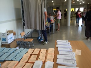 Papeletas en el colegio electoral de Sant Agustí. Foto: L.A.