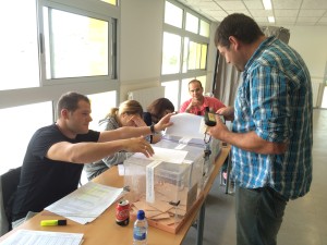 Un votante en una de las mesas electorales de Sant Agustí. Foto: L.A.