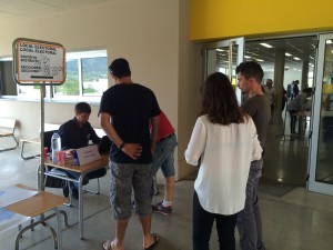 La mesa informativa instalada en el colegio de Sant Agustí. Foto: L.A.