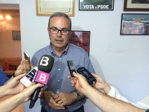 Vicent Torres durante la noche electoral. Foto: L.A.