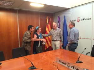 Al final del encuentro, los representantes de Podemos-Guanyem Eivissa y del PP se saludaron amigablemente. Foto: L.A.