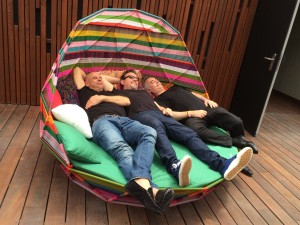 Guy Laliberté, Albert y Ferrán Adriá, en uno de los sillores de diseño de la terraza. 