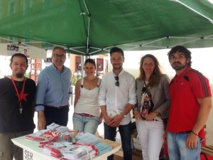 Rafa Ruiz y Vicent Torres, junto a otros integrantes de su candidatura en la mesa informativa en el Mercat Vell.