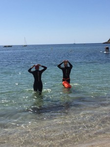 Rafa Ruiz junto a su hermana a punto de empezar a nadar en la bahía de Talamanca. Foto: FSE-PSOE